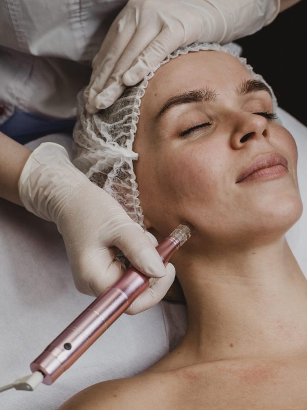 bella-mujer-en-el-centro-de-bienestar-con-un-tratamiento-cosmetico