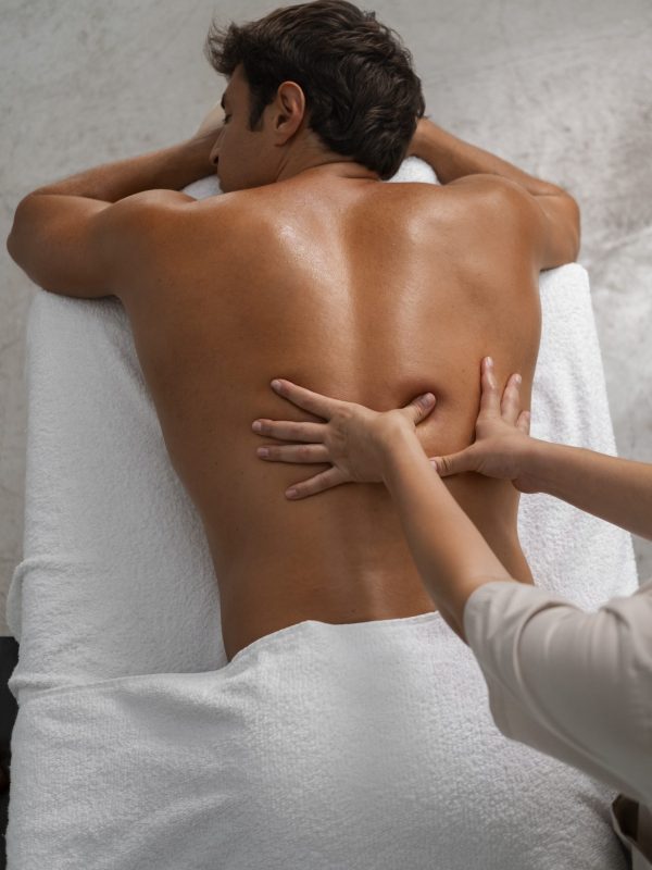 hombre-vista-superior-relajandose-en-el-spa