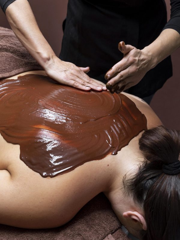mujer-joven-con-un-tratamiento-en-un-salon-de-belleza