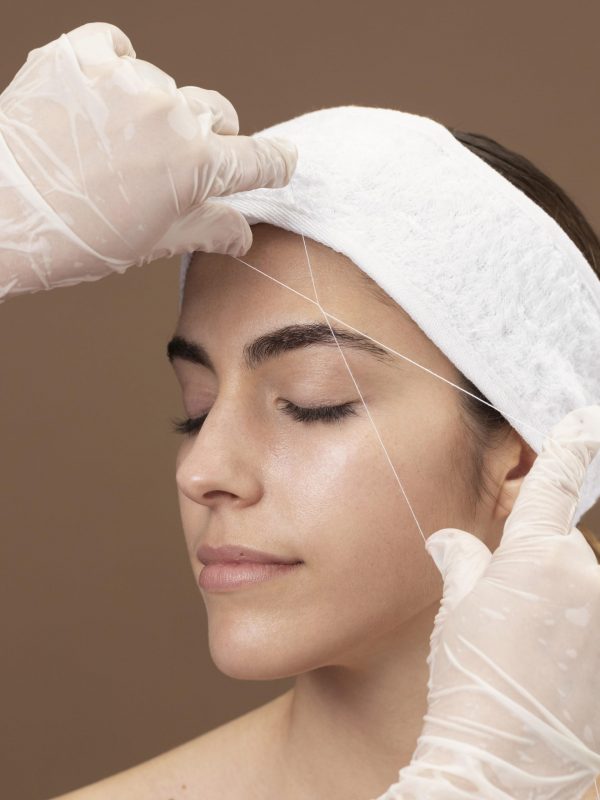 mujer-joven-en-un-salon-de-belleza