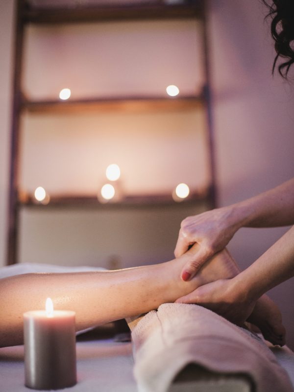 terapeuta-de-masaje-trabajando-con-la-mujer